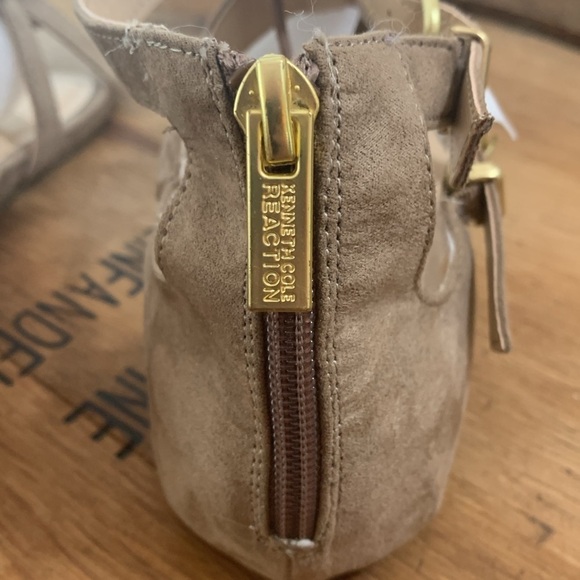 Kenneth Cole Reaction | NWOB Audra Struck Sand Fringe T-Strap Sandal 6 - Picture 11 of 17